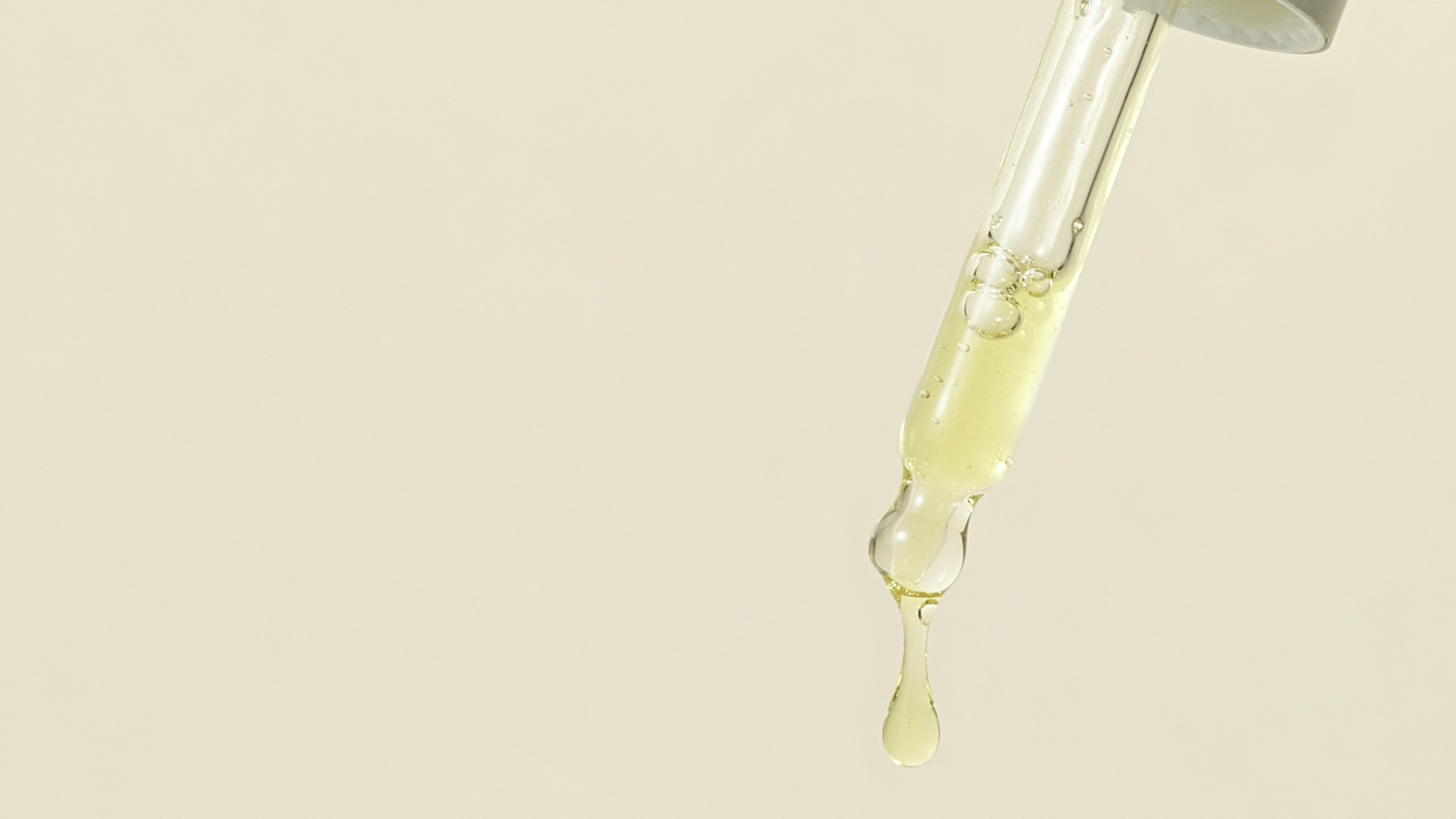 テカリじゃない『ツヤ肌』を叶えるスキンケアって?すっぴん美人を目指せるケアとおすすめ商品を紹介